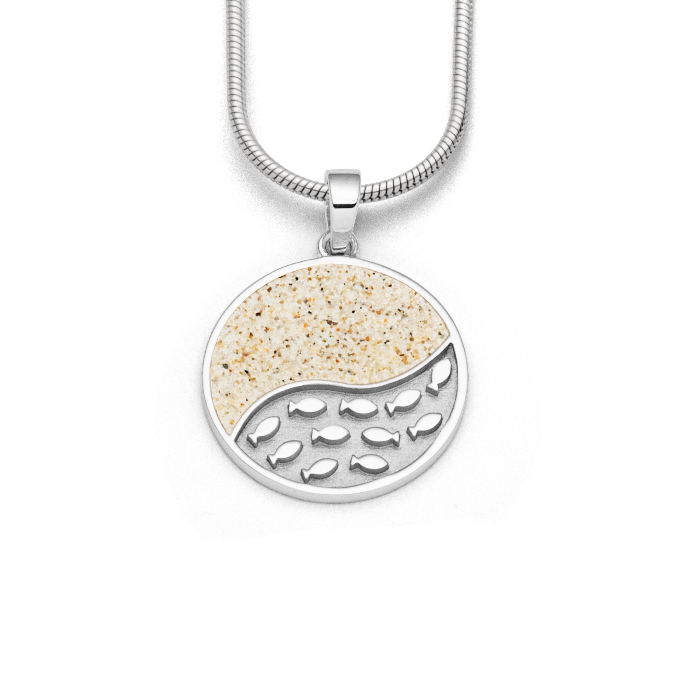 Anhänger mit Strandsand und Fischen